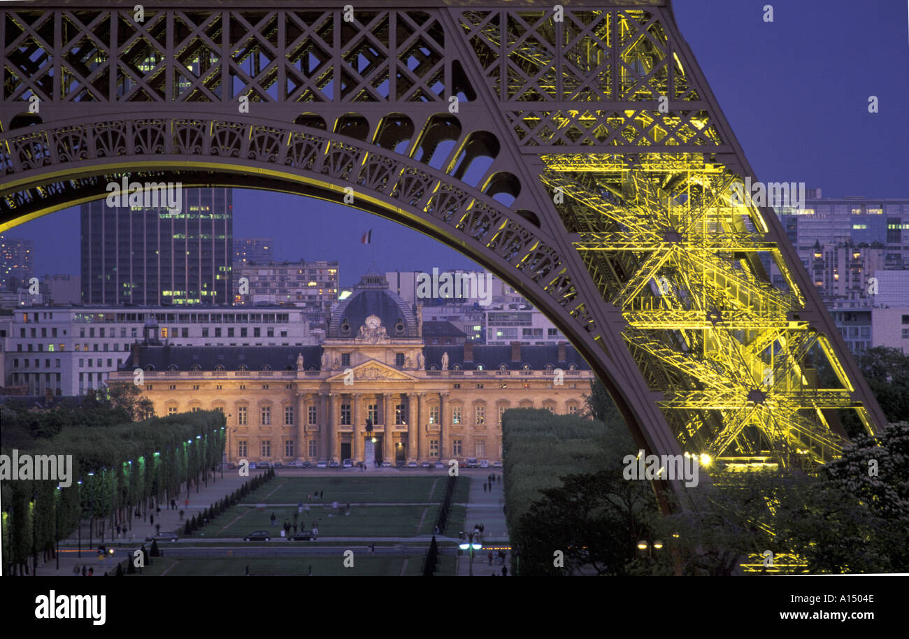 Tour Eiffel Ecole Militaire de nuit Paris France Banque D'Images