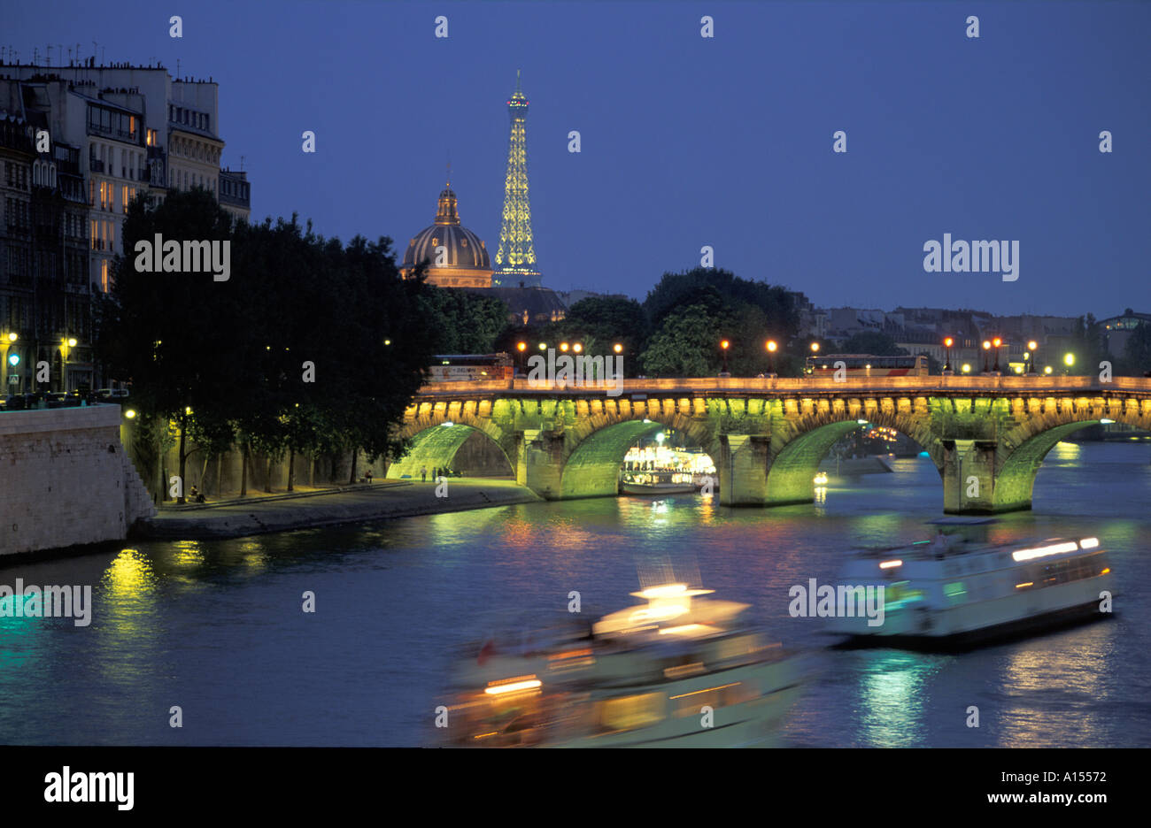Tour Eiffel Seine Pont Neuf la nuit Paris France Banque D'Images