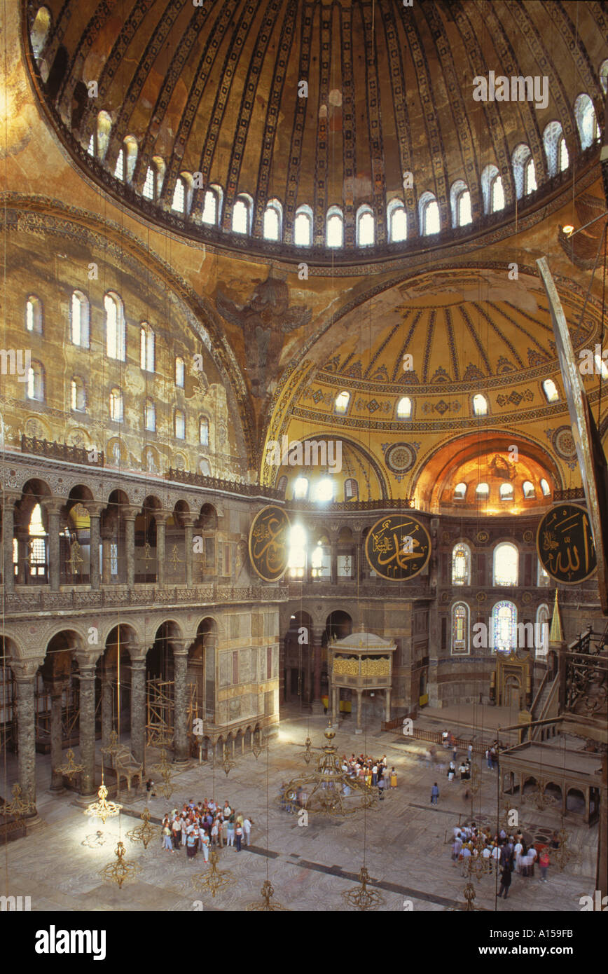 Intérieur de la mosquée de Santa Sofia à l'origine une église byzantine à Istanbul Turquie UN Woolfitt Banque D'Images