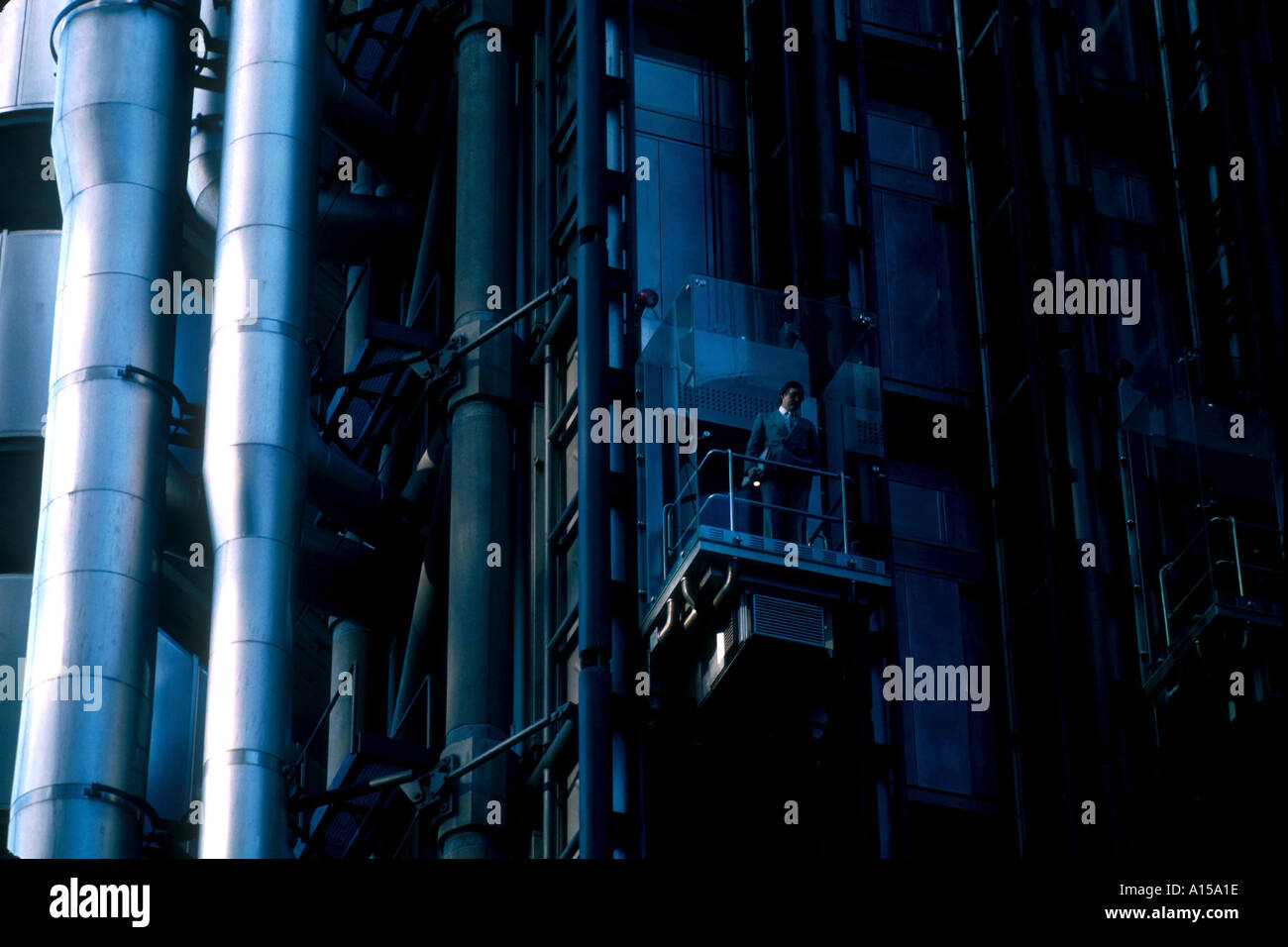 Ascenseur extérieur sur le Lloyd s Bâtiment conçu par Richard Rogers City de Londres London England UK UN Woolfitt Banque D'Images