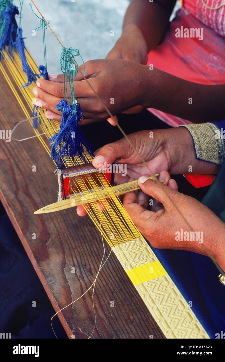 Les mains noueuses en utilisant un étroit à tisser dans les îles Maldives Asie UNE Woolfitt Banque D'Images