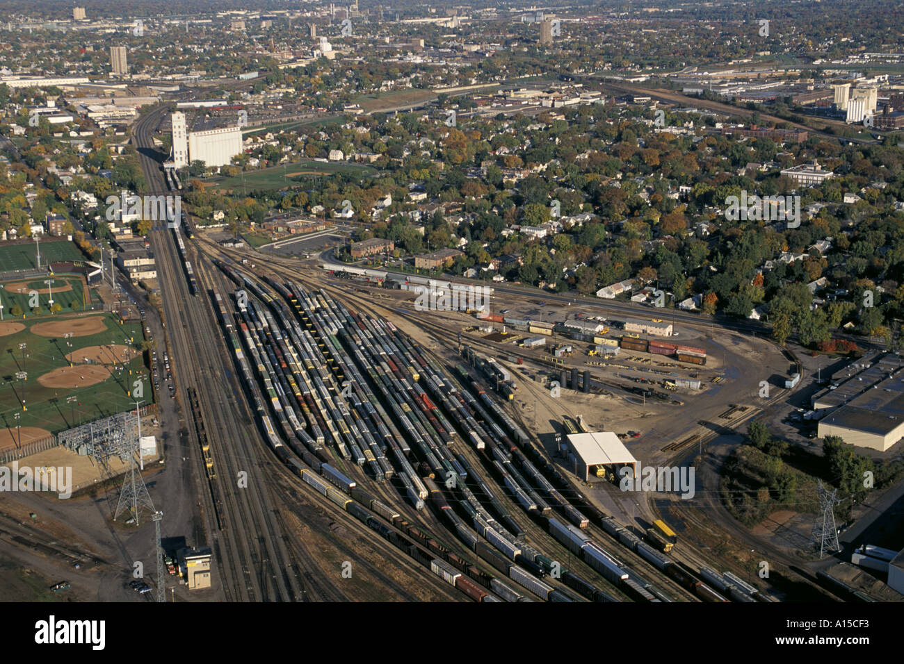 Voitures de train dans la région de railroad cours de Minneapolis St Paul minnesota USA Vue aérienne de l'automne Banque D'Images