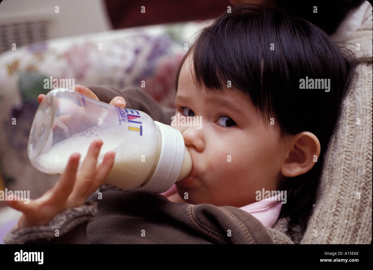 Femelle Bebe Eurasien 18 Mois Boire Du Lait D Une Bouteille Photo Stock Alamy