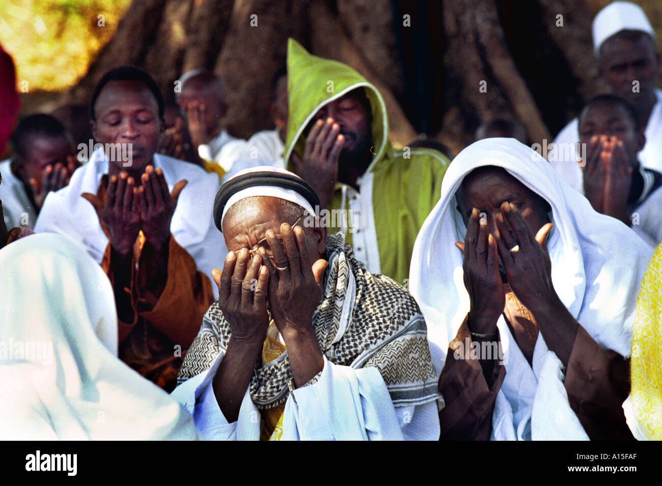Peuls musulmans font des prières pour la fête islamique de Rammadan dans le  pays d'Afrique de l'ouest de la Guinée Bissau. La Guinée-Bissau est Photo  Stock - Alamy