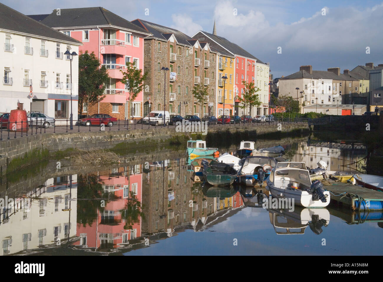 Vue de la rivière Waterford montrant une forte réflexion des bâtiments de couleur multi Banque D'Images