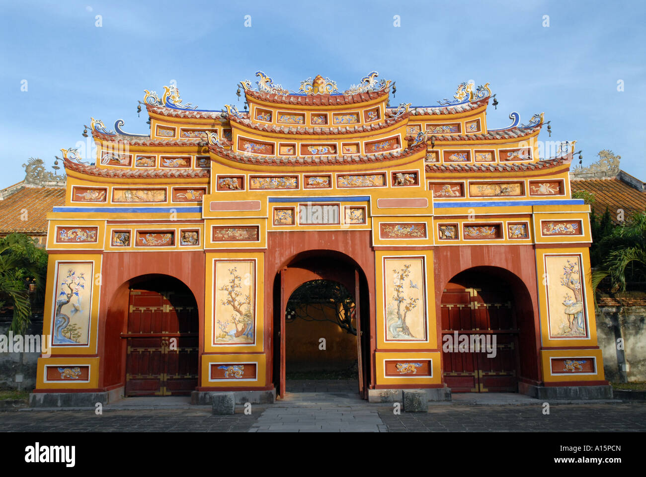Gateway à l'intérieur du temple de Thien Mieu enceinte impériale dans la ville de Hue citadelle Banque D'Images