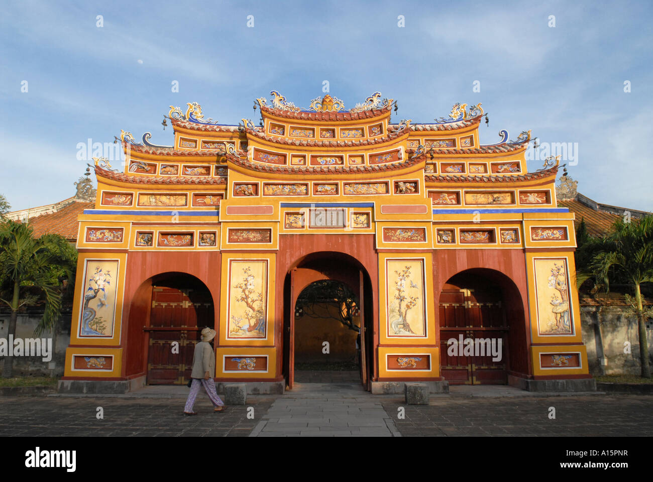 Gateway à l'intérieur du temple de Thien Mieu enceinte impériale dans la ville de Hue citadelle Banque D'Images