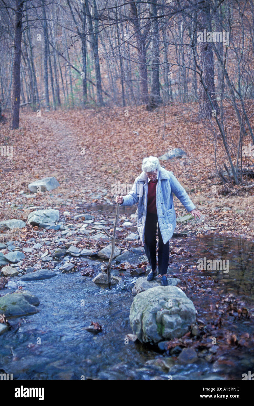 Le Parc National Shenandoah en Virginie Dorothy Newell 77 traverse un ruisseau lors de votre randonnée sur sentier Run Paine Banque D'Images