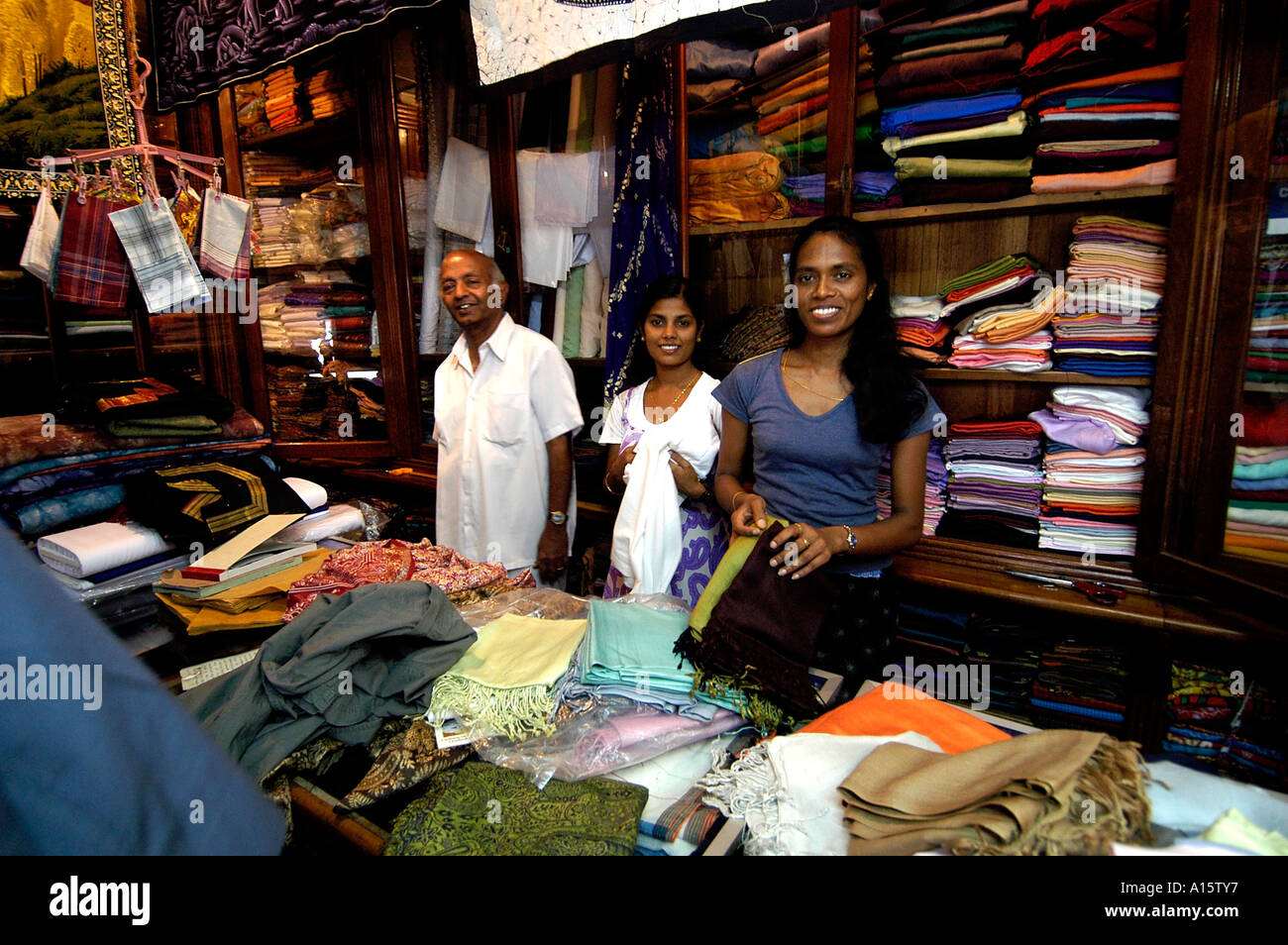 Vêtement sur mesure Sri Lanka la couture robe vêtements Photo Stock - Alamy