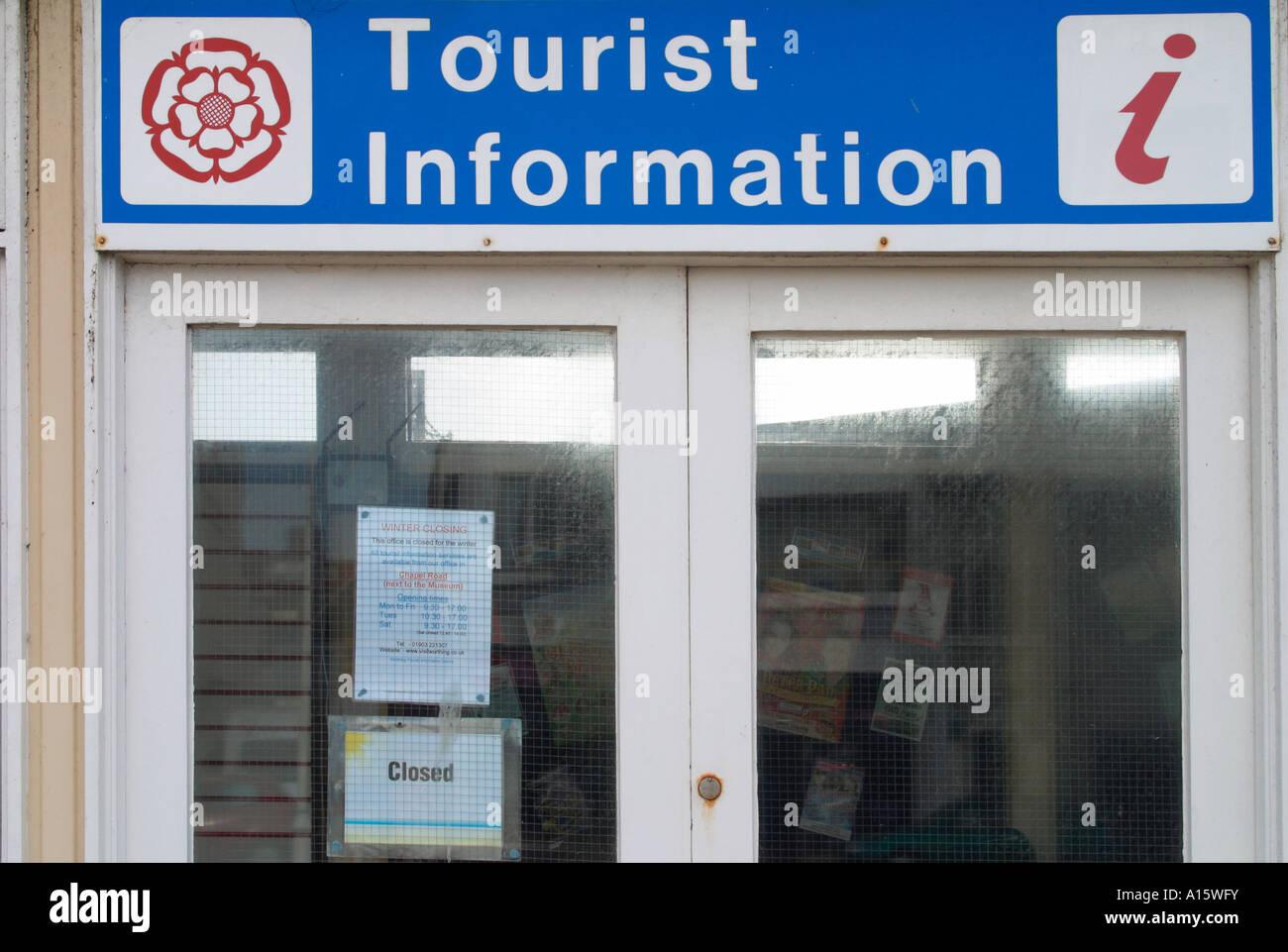 English bureau d'information touristique fermé en hiver Banque D'Images