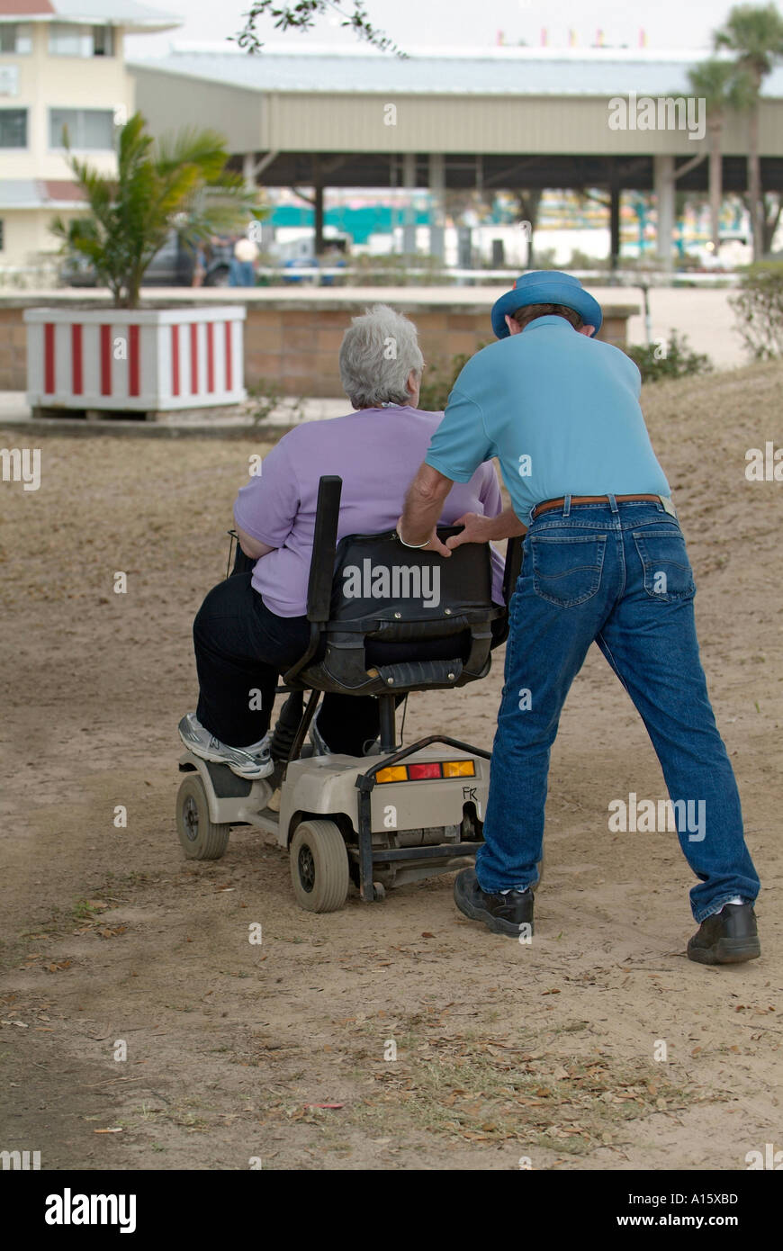 Personne handicapée en fauteuil roulant motorisé. Banque D'Images
