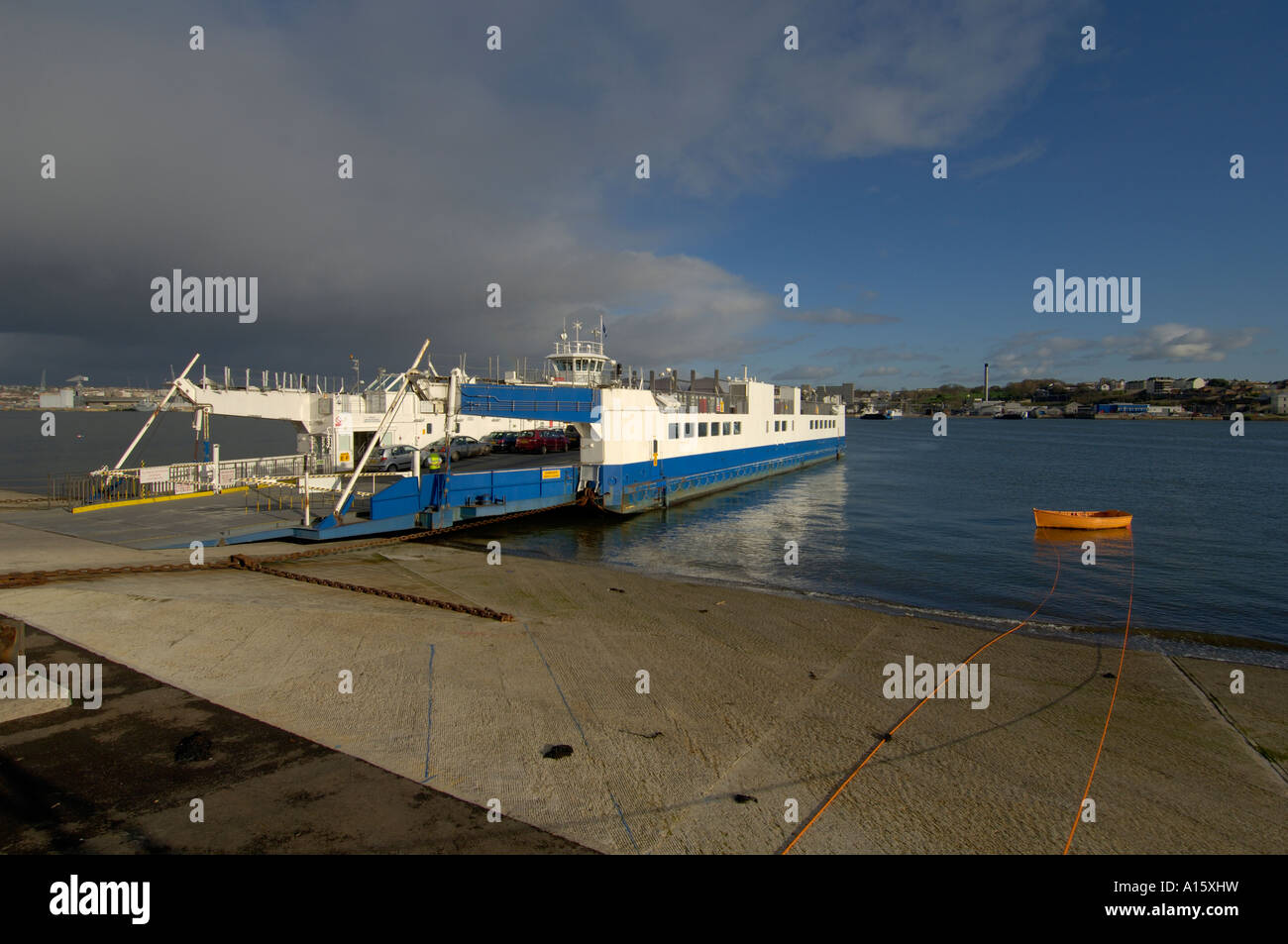 Le Plymouth ferry / barge fait son chemin de Plymouth à Cornwall le côté de la rivière. Banque D'Images