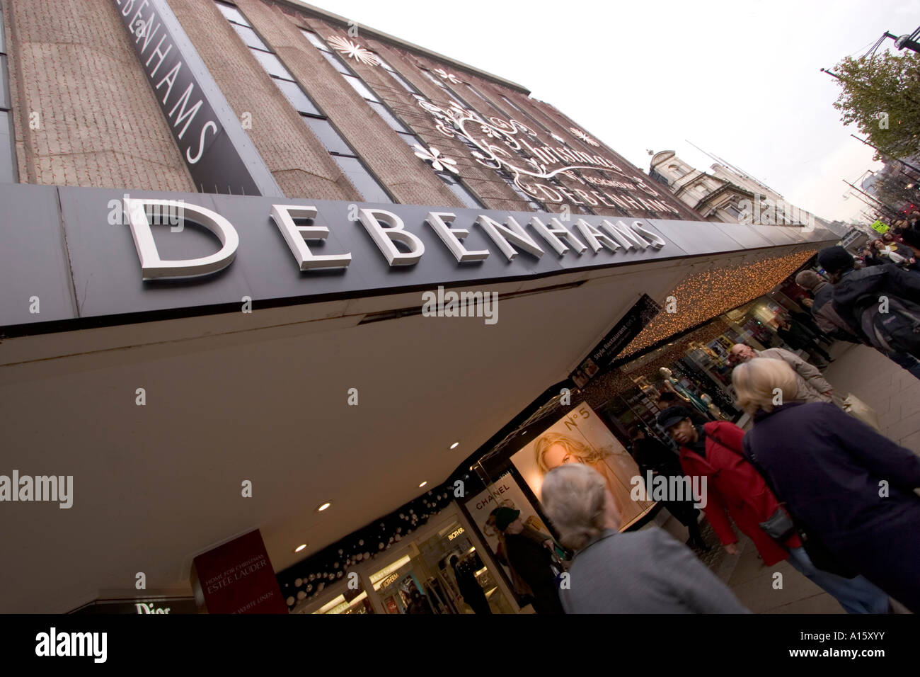 Les magasins d'Oxford Street à Noël Debenhams extérieur avec des décorations de Noël Banque D'Images