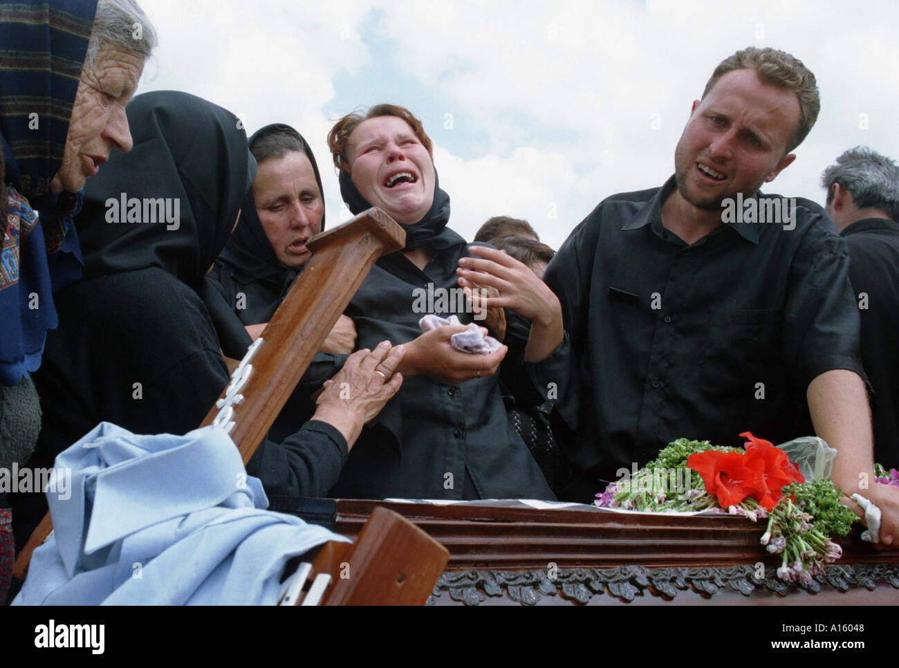 Une femme serbe pleure sur le corps d'un membre de la famille tué lors de funérailles Le mercredi 28 juillet 1999 pour les 14 Serbes Banque D'Images