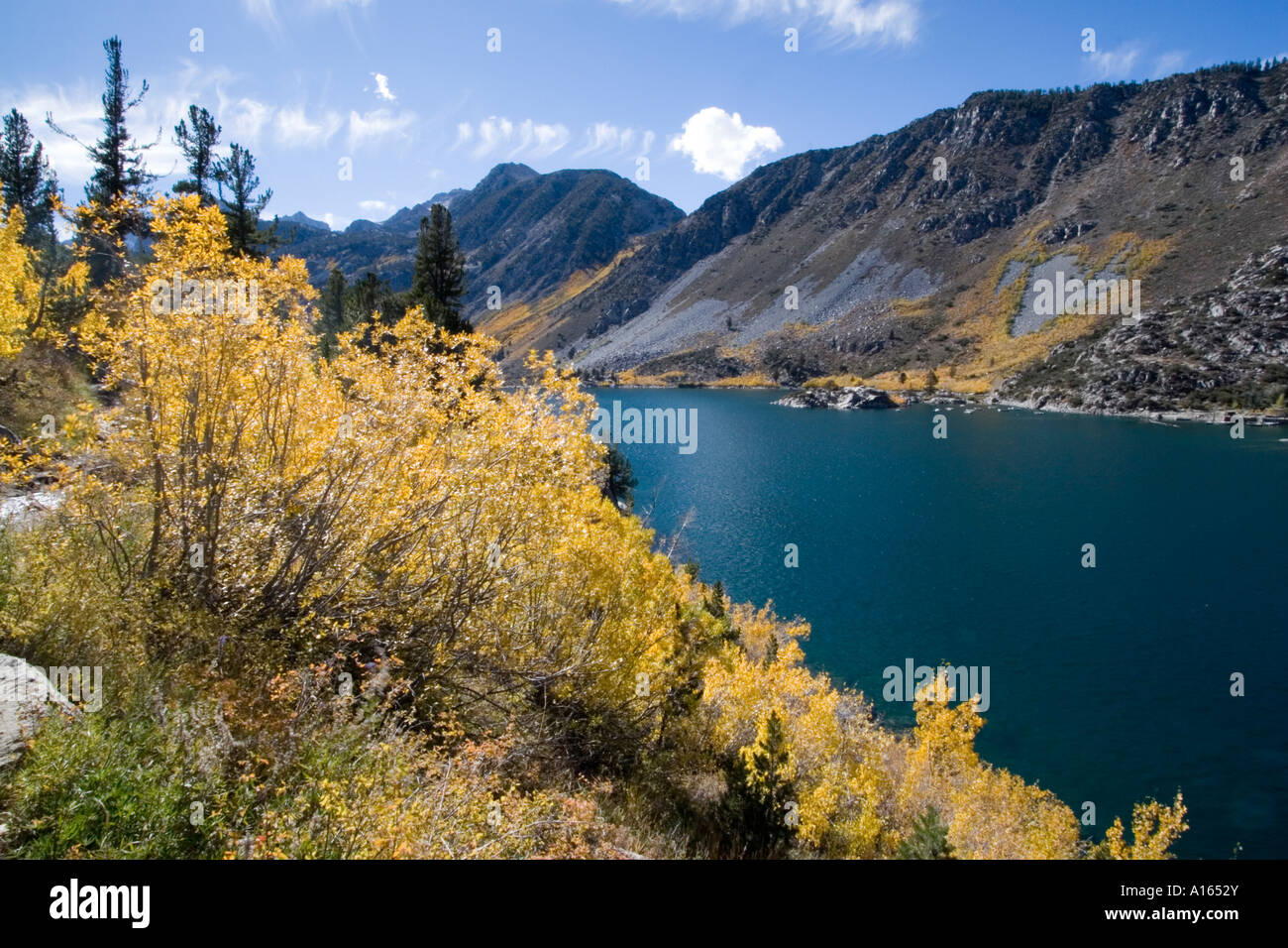 Image numérique de feuillage d'automne et montagnes à Sabrina Lake dans l'est de la Sierra Nevada Banque D'Images
