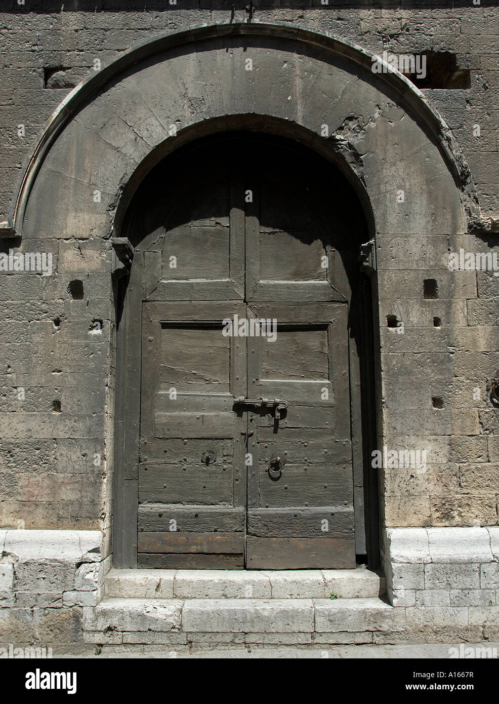 Vieille porte ou porte de la ville medeval de Gubbio Ombrie Italie Banque D'Images