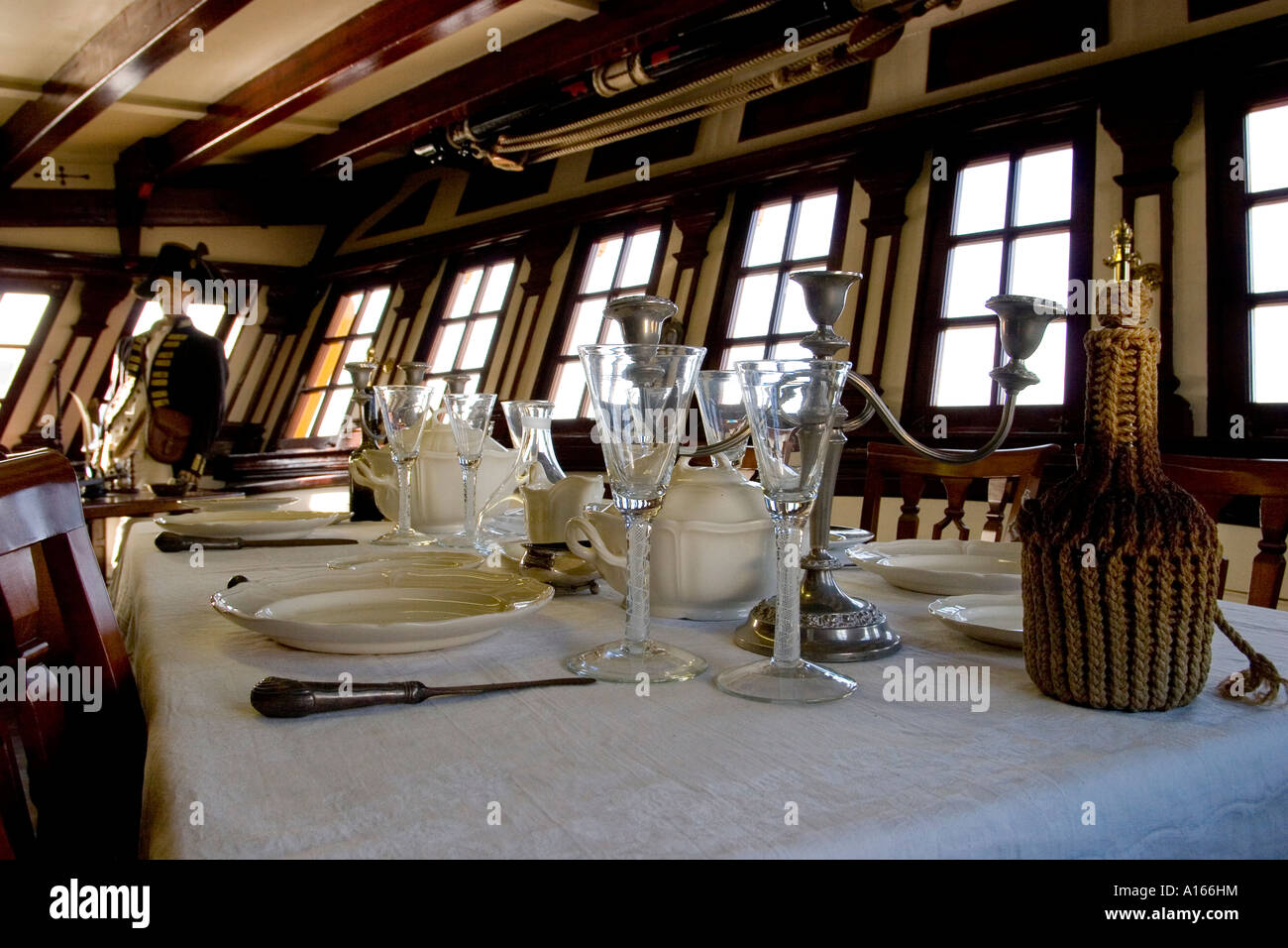 Table de dîner dans le mess des officiers à bord du 18e siècle la guerre de mano replica Grand Turk. Banque D'Images