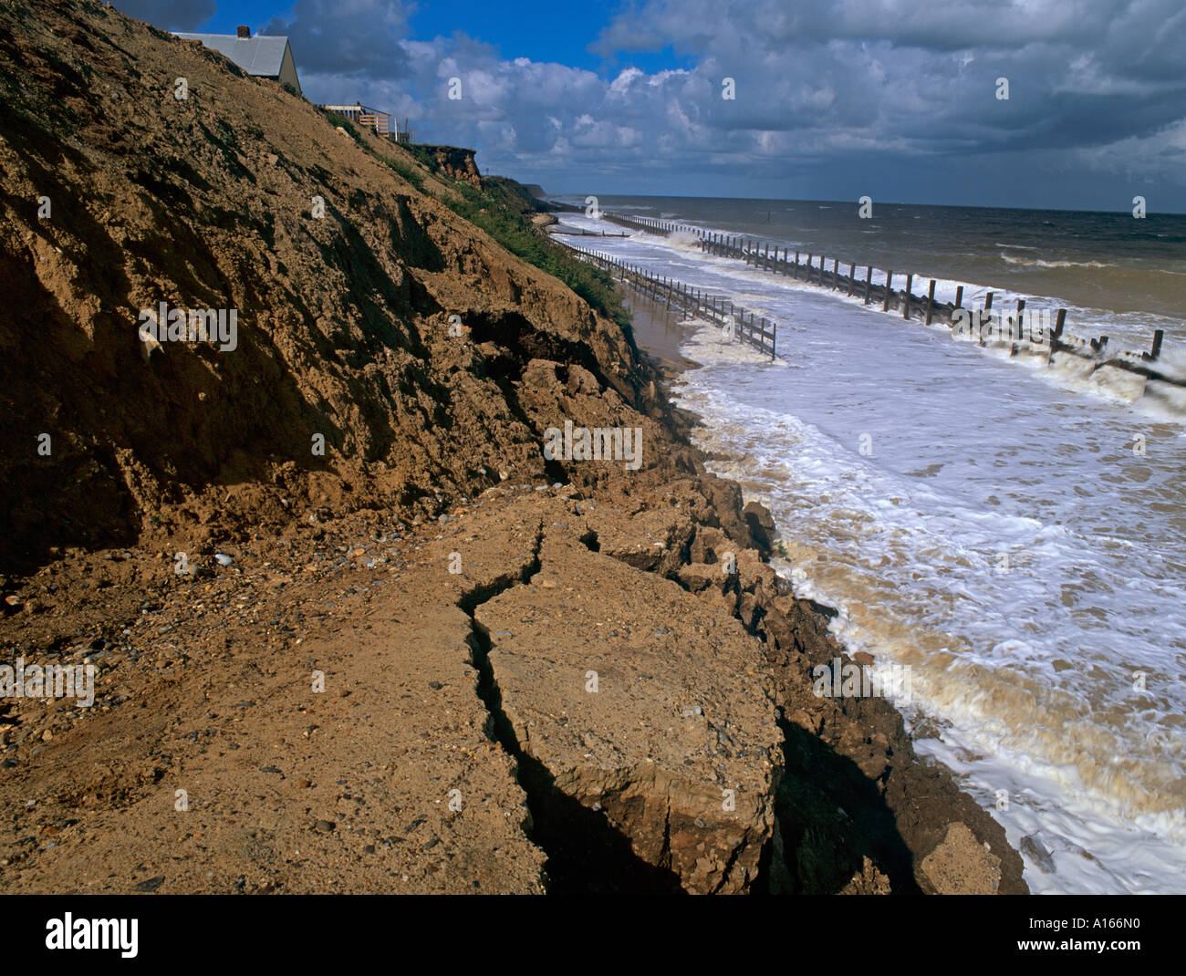 La hausse du niveau de la mer entraînant l'érosion côtière sur la côte douce Happisburgh Norfolk England UK Banque D'Images