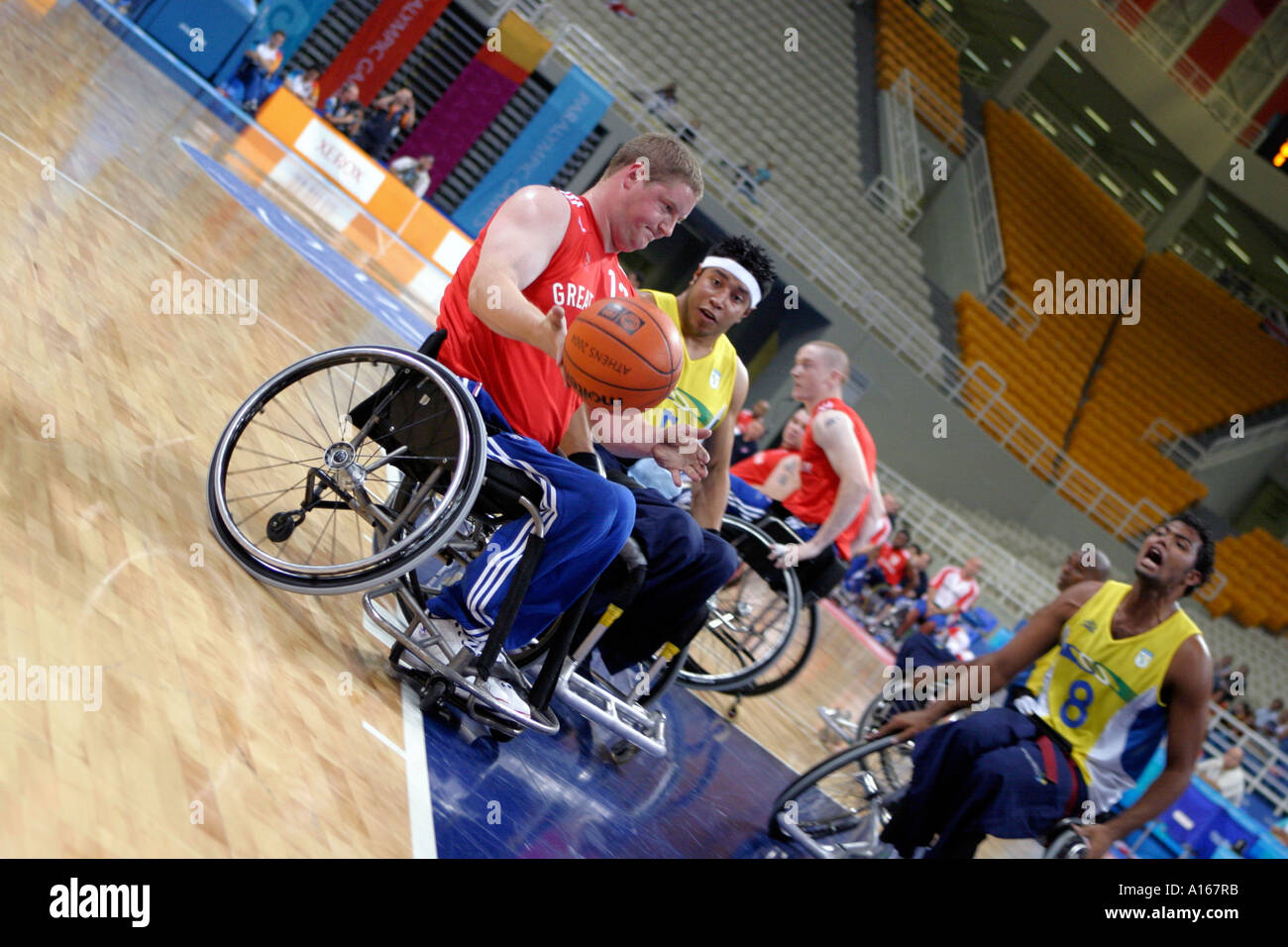 Peter Finbow de Grande-bretagne recherche un chemin à travers la défense brésilienne dans l'avant-match de basket-ball de groupe Banque D'Images