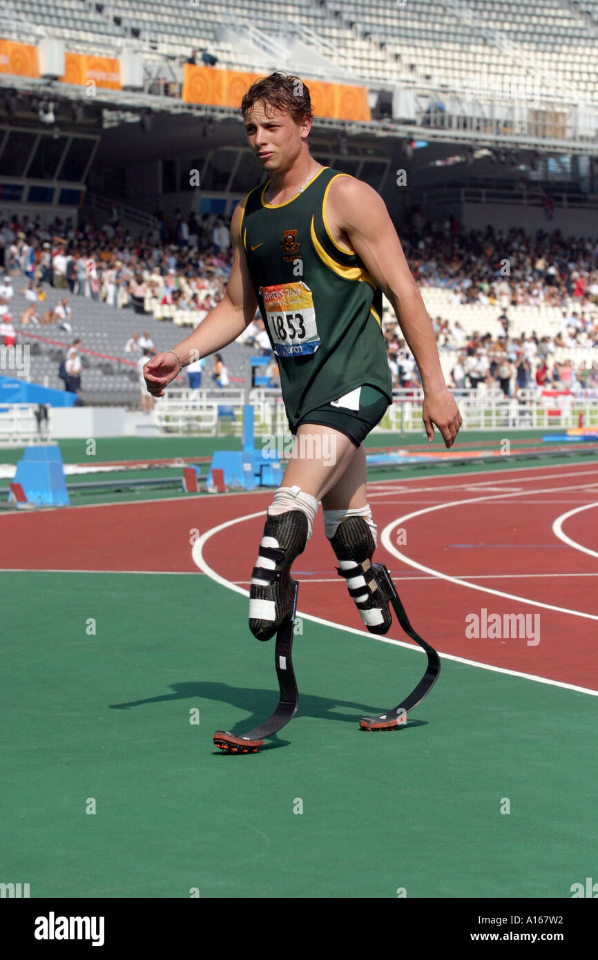 Oscar Pistorius de RSA après les qualifications avec un nouveau record du monde les hommes s 100m T44 chauffe Banque D'Images