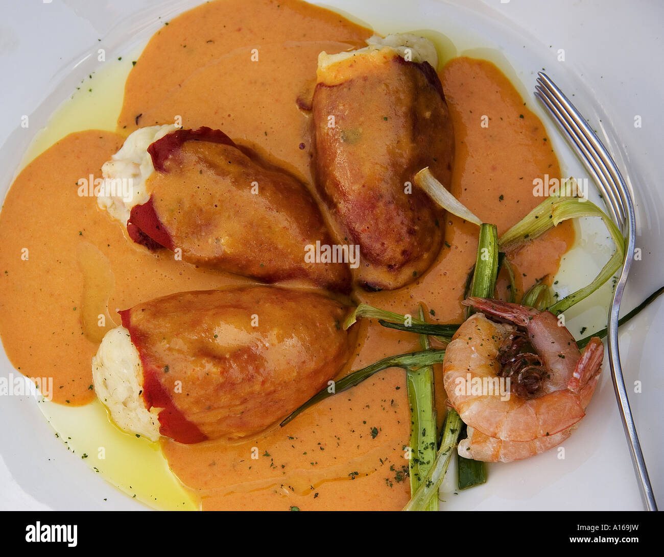 Poivre farce avec le merlu gastronomie typique de Navarre, Espagne Banque D'Images