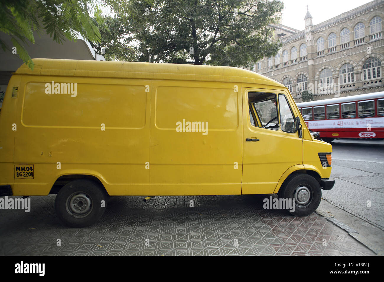 Couleur jaune véhicule fermé à des services de messagerie Banque D'Images