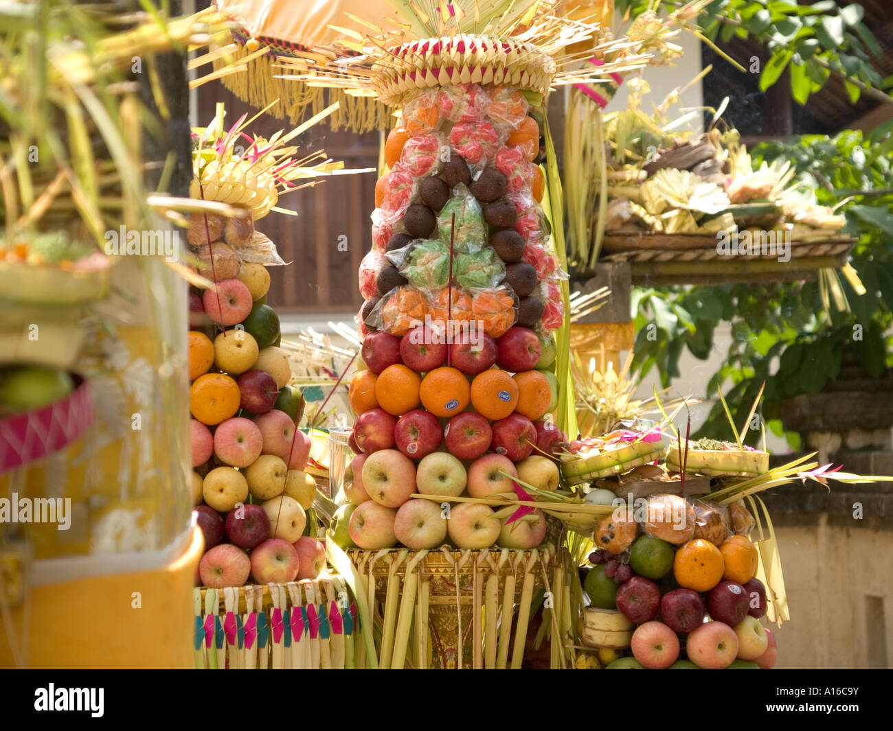 Temple d'un sanctuaire pendant un jour de fête décoration montrant des ornements de bambou pyramide de fruits affiche à Bali Indonésie Banque D'Images