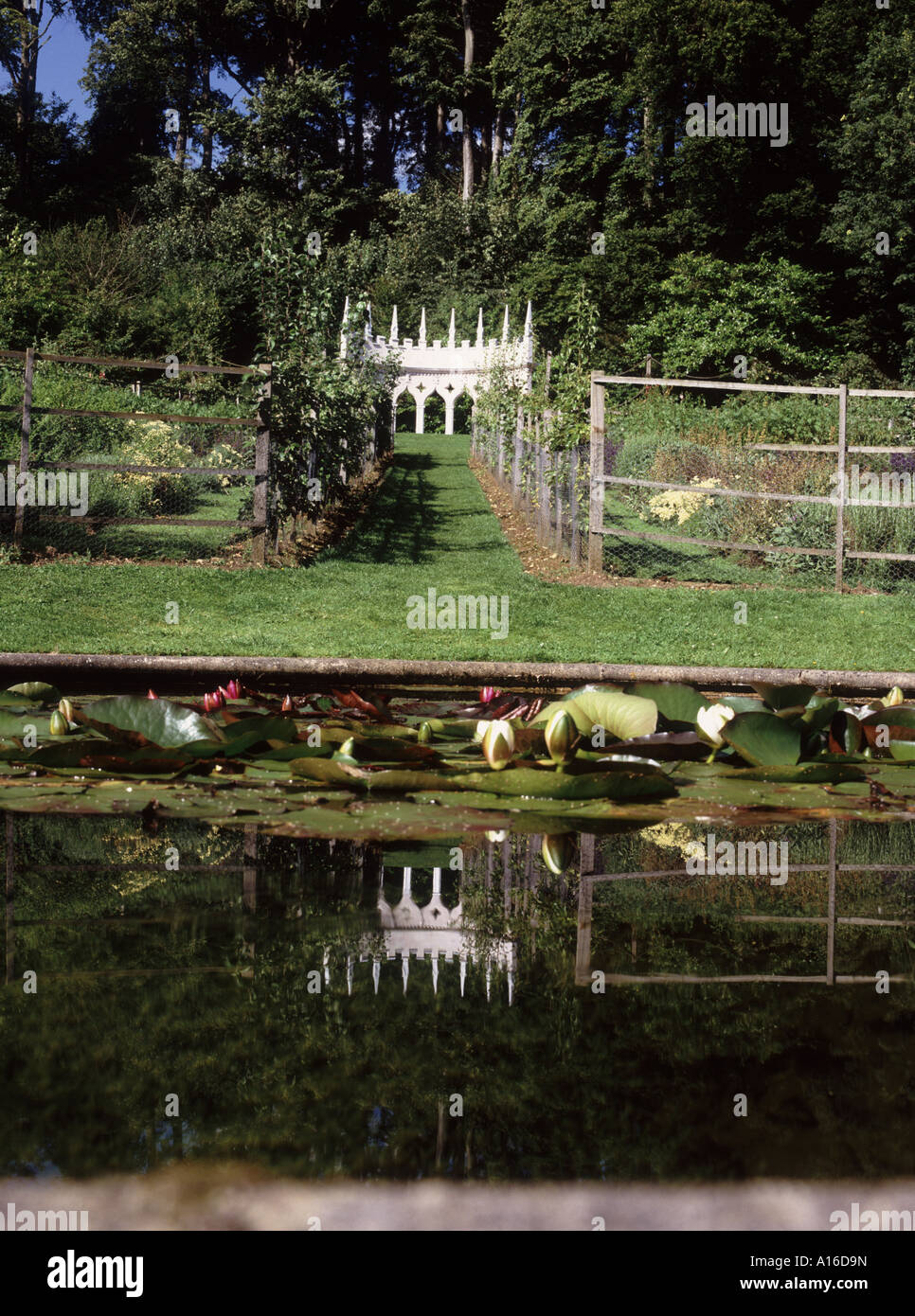 Les pittoresques jardins Rococo à Painswick dans les Cotswolds restauré à l'ancienne gloire du 18e cen par Lord Dickinson Banque D'Images