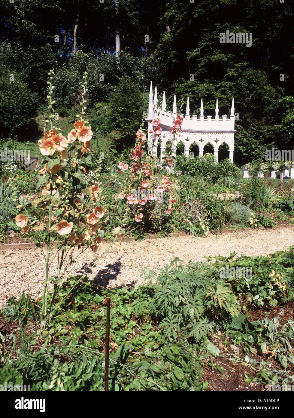 Les pittoresques jardins Rococo à Painswick dans les Cotswolds restauré à l'ancienne gloire du 18e cen par Lord Dickinson Banque D'Images