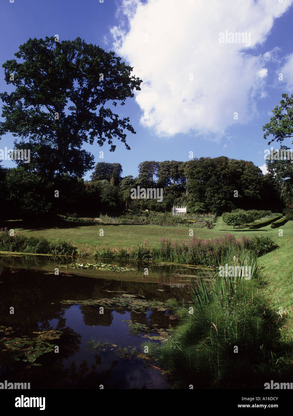 Un lac dans les Cotswolds au bâtiment restauré du xviiie siècle Painswick Rococo Gardens sur une journée d'été Banque D'Images