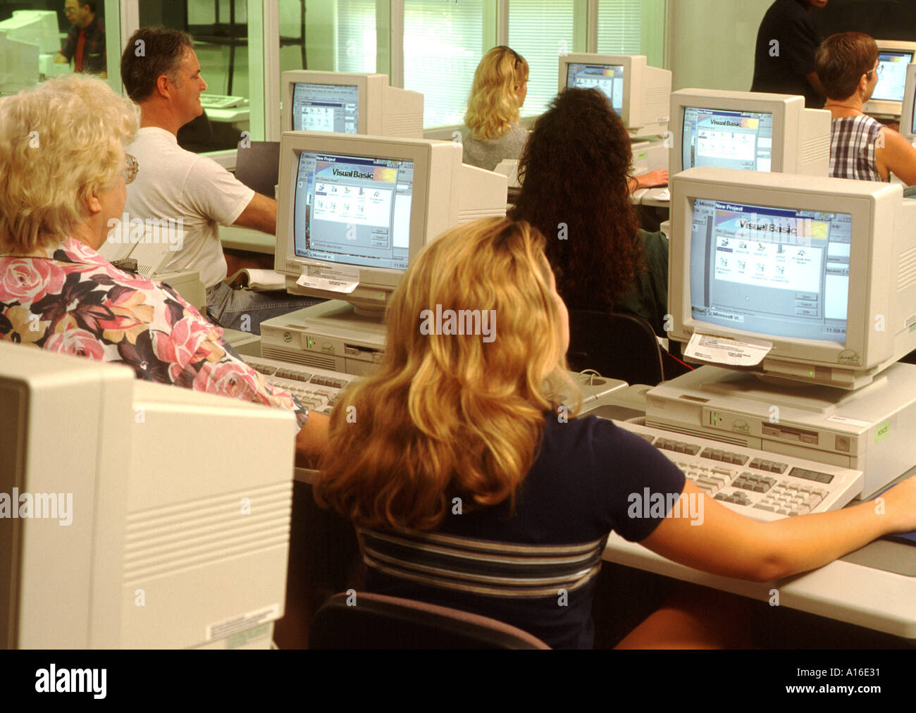 College Students in computer lab ordinateurs d'apprentissage Banque D'Images