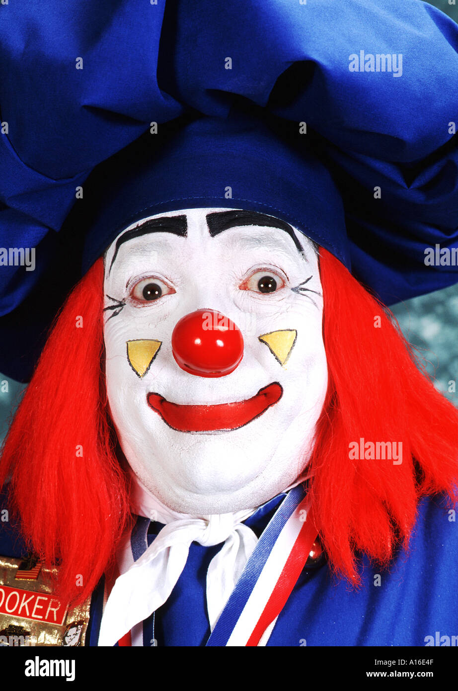 Portrait of a happy clown aux couleurs bleu et blanc rouge Banque D'Images