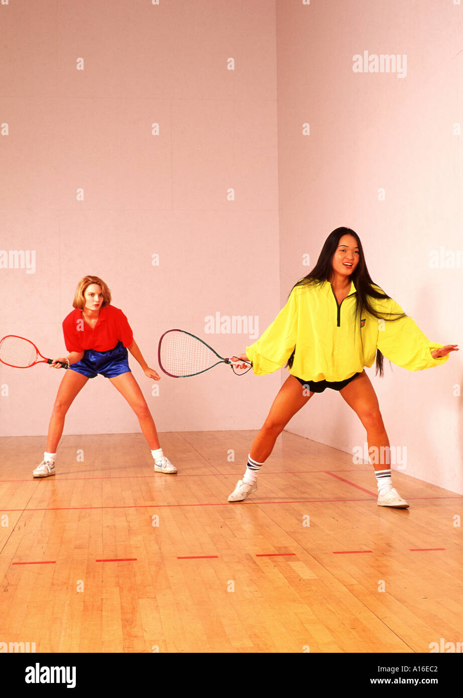 Asiatique et caucasienne sain exercice des femmes jouant racquetball Banque D'Images