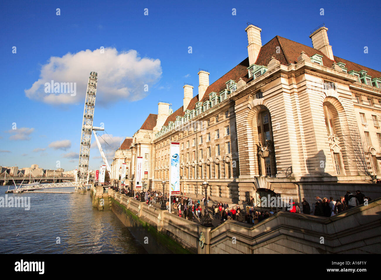 Royaume-uni le centre de Londres la rive sud une vue présentant le London eye Banque D'Images