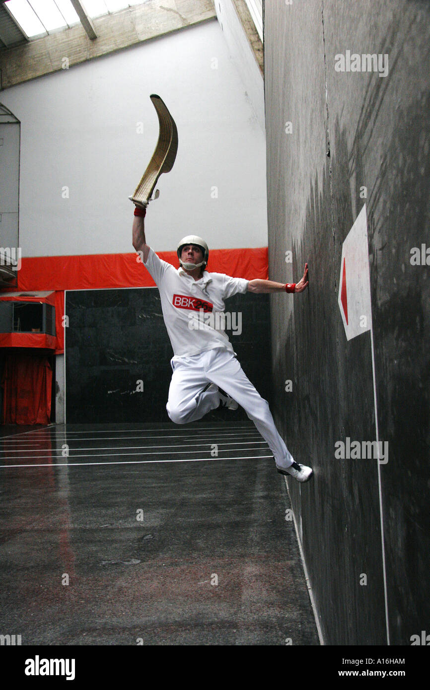 Le jai alai joueur attrape la balle dans son wicker cesta au cours d'une partie de l'Espagne Guernica Banque D'Images