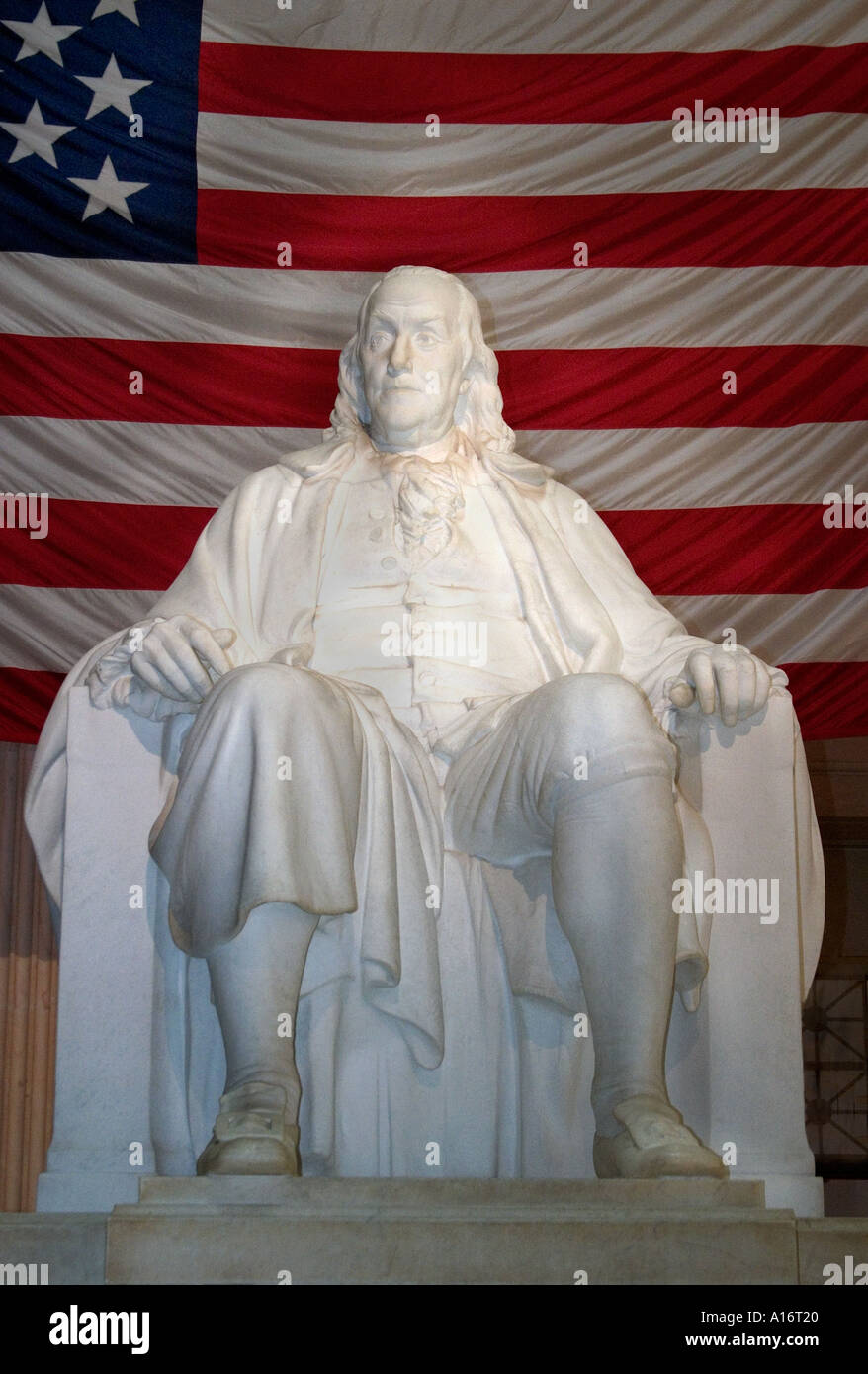 Statue de Benjamin Franklin assis en face d'un grand drapeau américain à la Place-Ben-Franklin Musée des Enfants Banque D'Images
