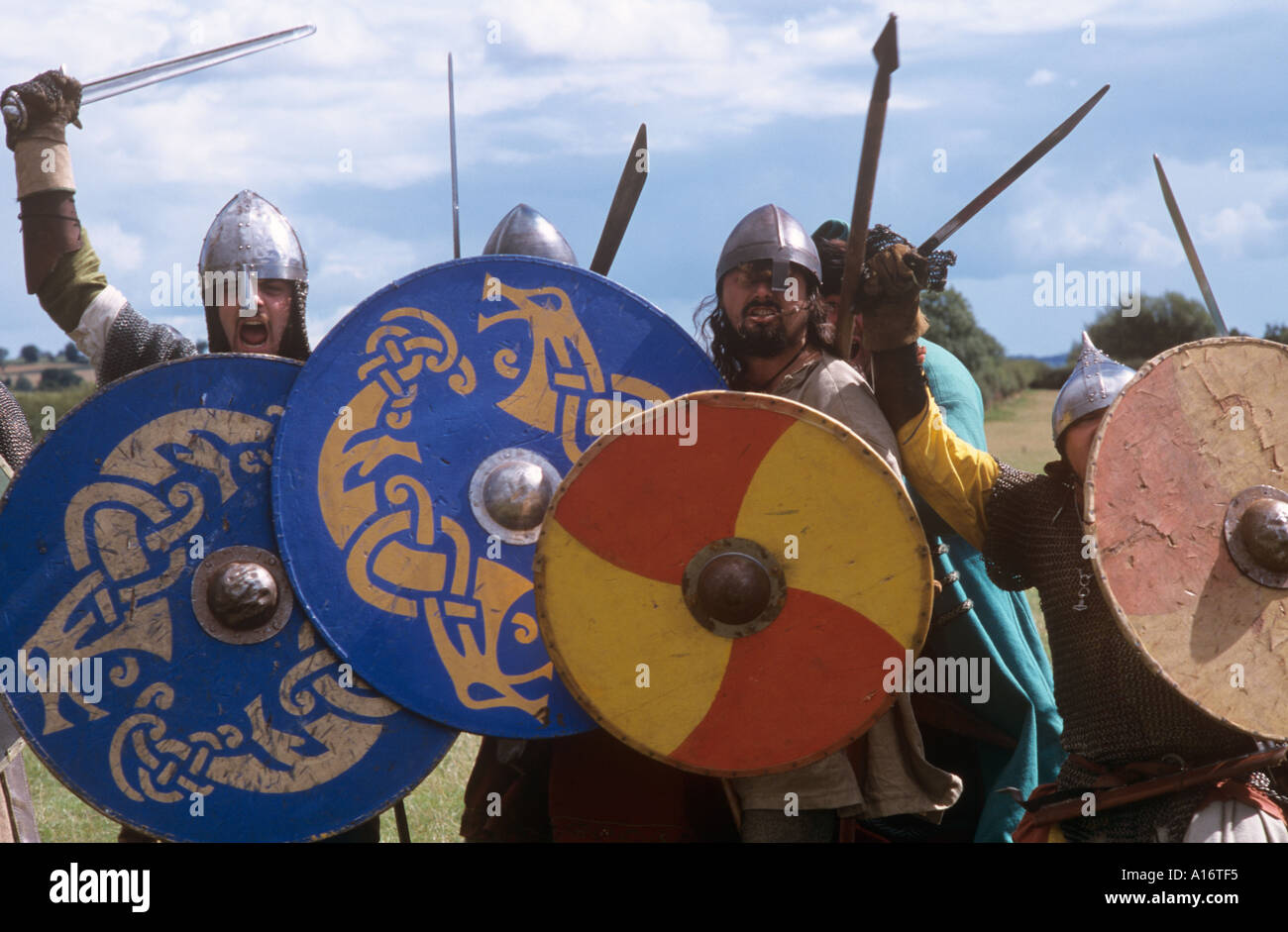 Acteurs brandissant des épées et des boucliers en reconstitution de bataille Saxon événement à Wroxeter, Shropshire Banque D'Images