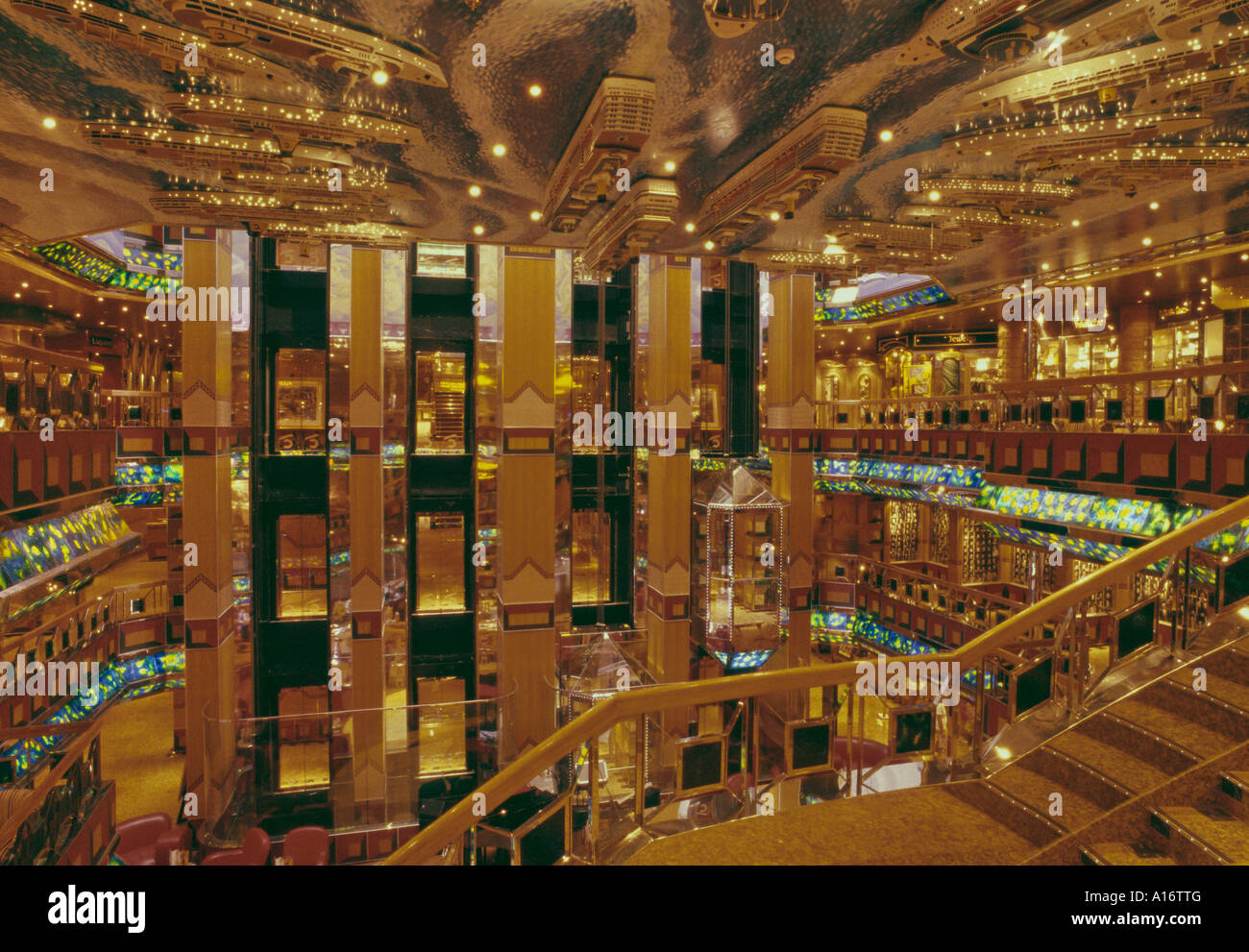 Salle centrale du bateau Costa Magica Banque D'Images