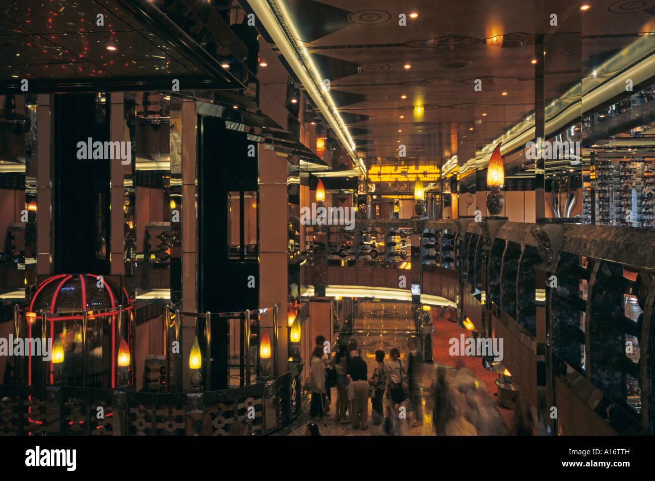 Le hall central du navire de croisière Costa Fortuna Banque D'Images