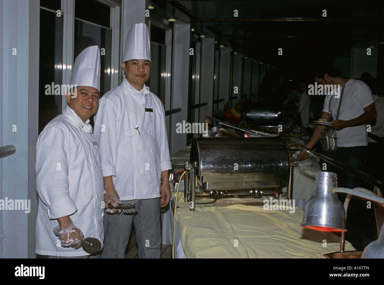 Chefs asiatiques d'un navire de croisière au banquet buffet de minuit Banque D'Images