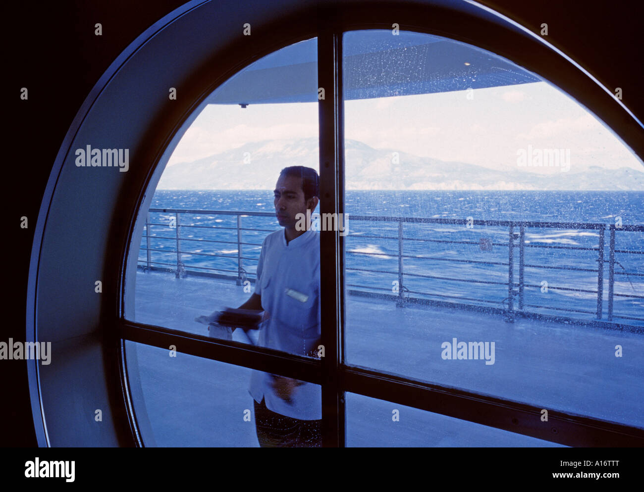 Nettoyant au travail sur un bateau de croisière Banque D'Images