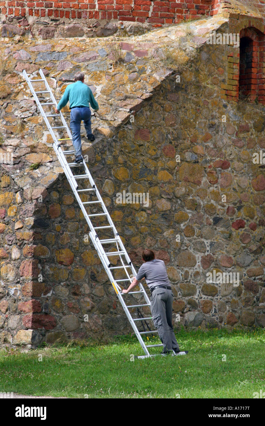 Travaux de réparation d'un mur de pierre Banque D'Images