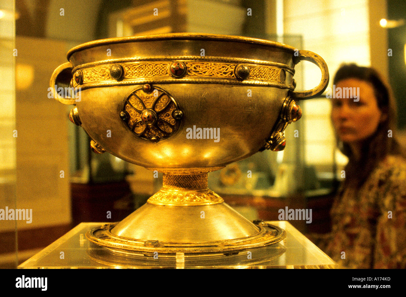 Dublin musée plat bol d'or au Moyen Âge en Irlande Banque D'Images