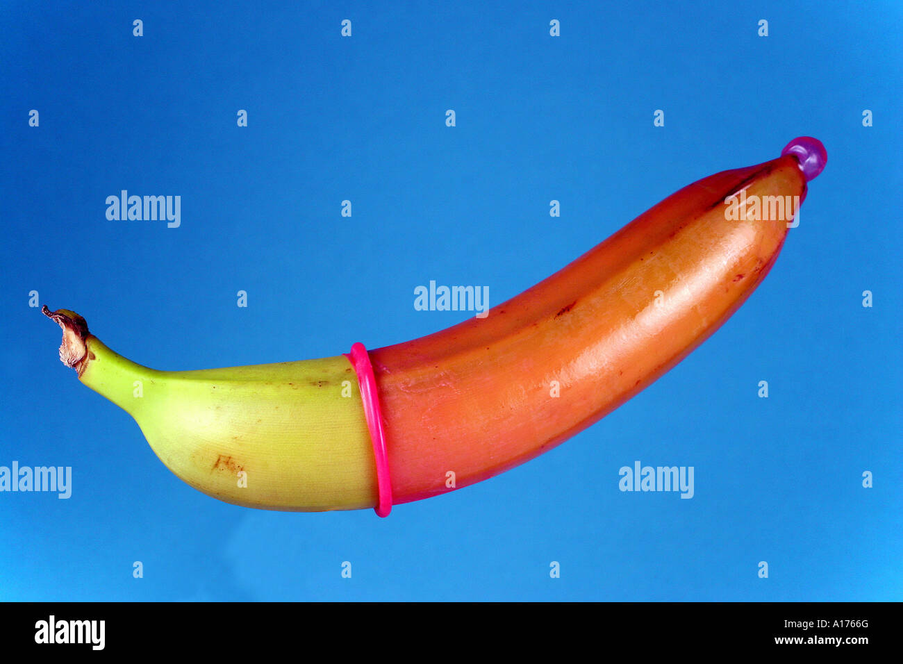 Avec un préservatif banane Photo Stock - Alamy