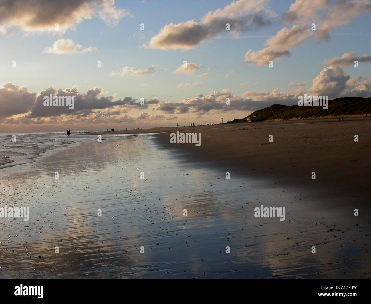 Nuages / Coucher de soleil sur la plage Banque D'Images