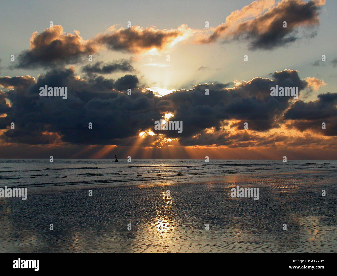 Nuages / Coucher de soleil sur la plage Banque D'Images