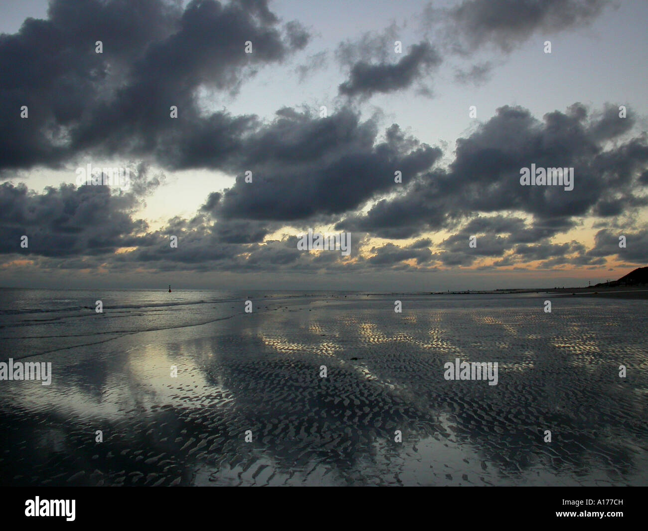 Nuages / Coucher de soleil sur la plage Banque D'Images