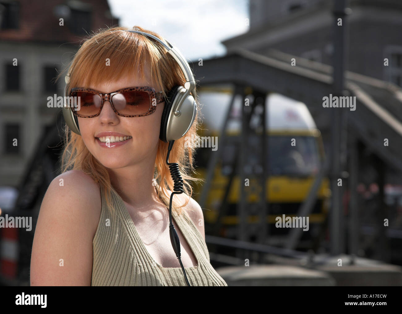 Femme debout et l'écoute de la musique Banque D'Images