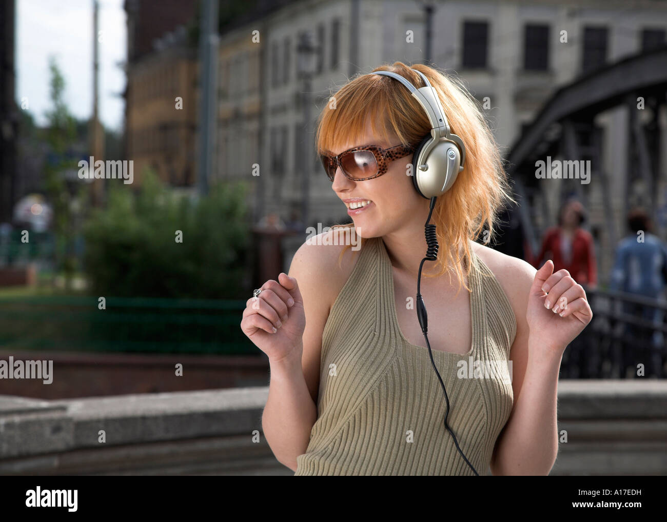 Femme debout et l'écoute de la musique Banque D'Images