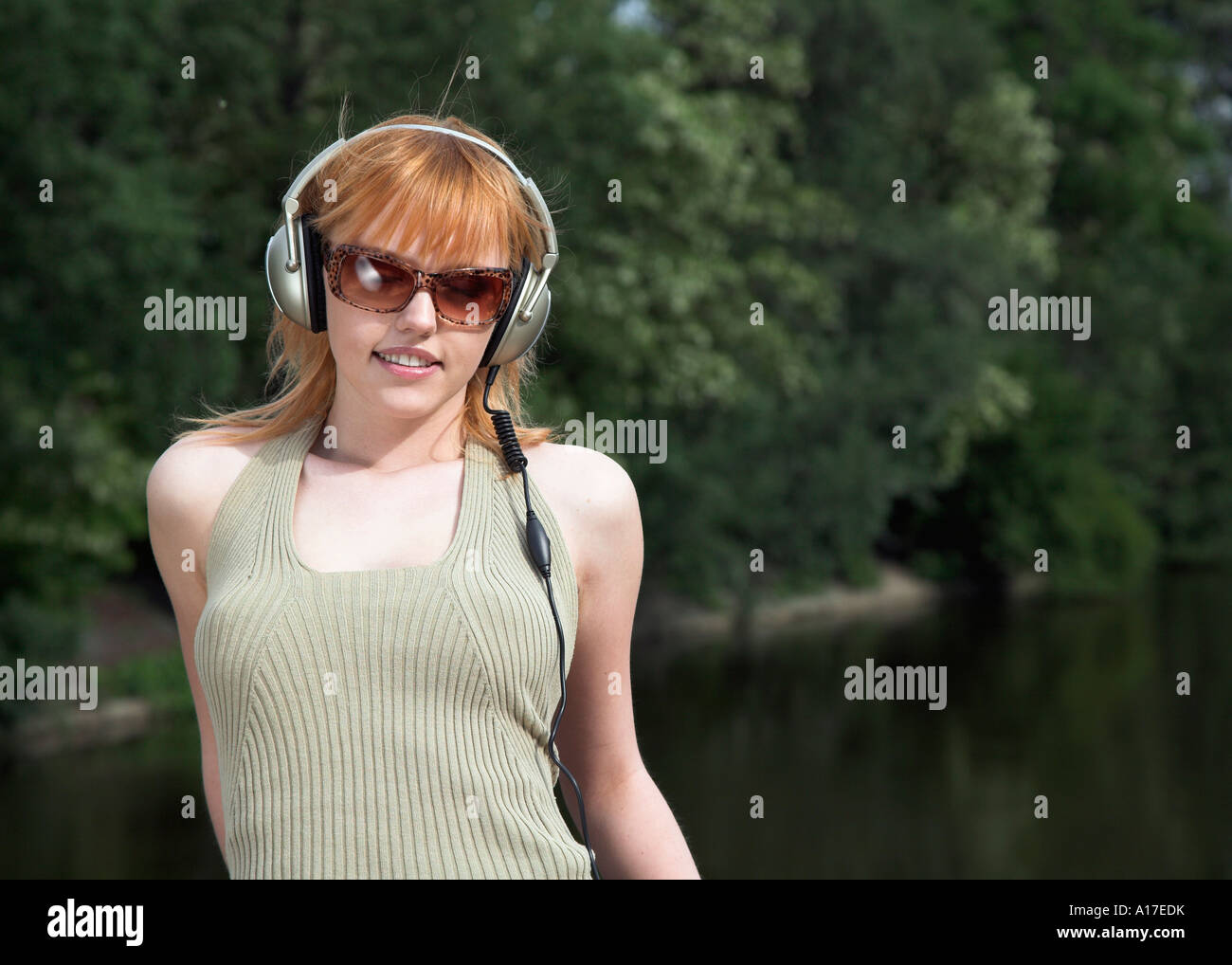 Femme debout et l'écoute de la musique Banque D'Images